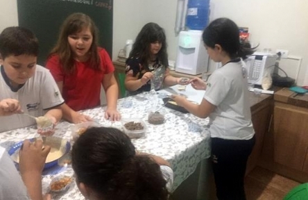 Viver Bem realiza oficina culinária com Programa Infantil