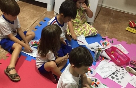 Turma infantil I: Massinha de modelar e desenhos de alimentos