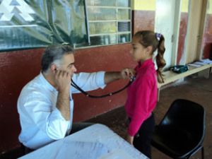 Unimed Ourinhos realiza exame médico nas meninas do Projeto Gente Feliz